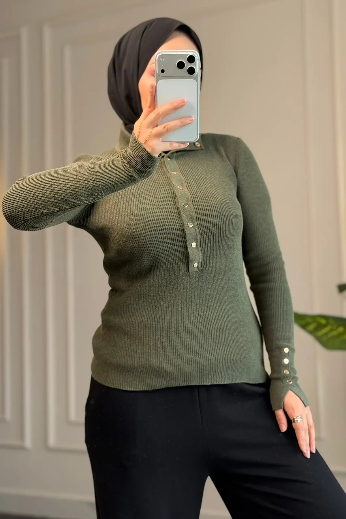 44310 - Şık Rahat Yumuşak Pamuklu-Polyester Kumaş Yaka Düğme Detaylı Kadın Triko Fitilli Kısa Kazak - Haki