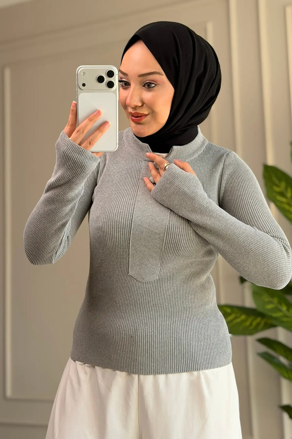 44327 - Şık Rahat Yumuşak Pamuklu-Polyester Yarım Pat Düğme Detaylı Kadın Triko Kısa Kazak - Gri