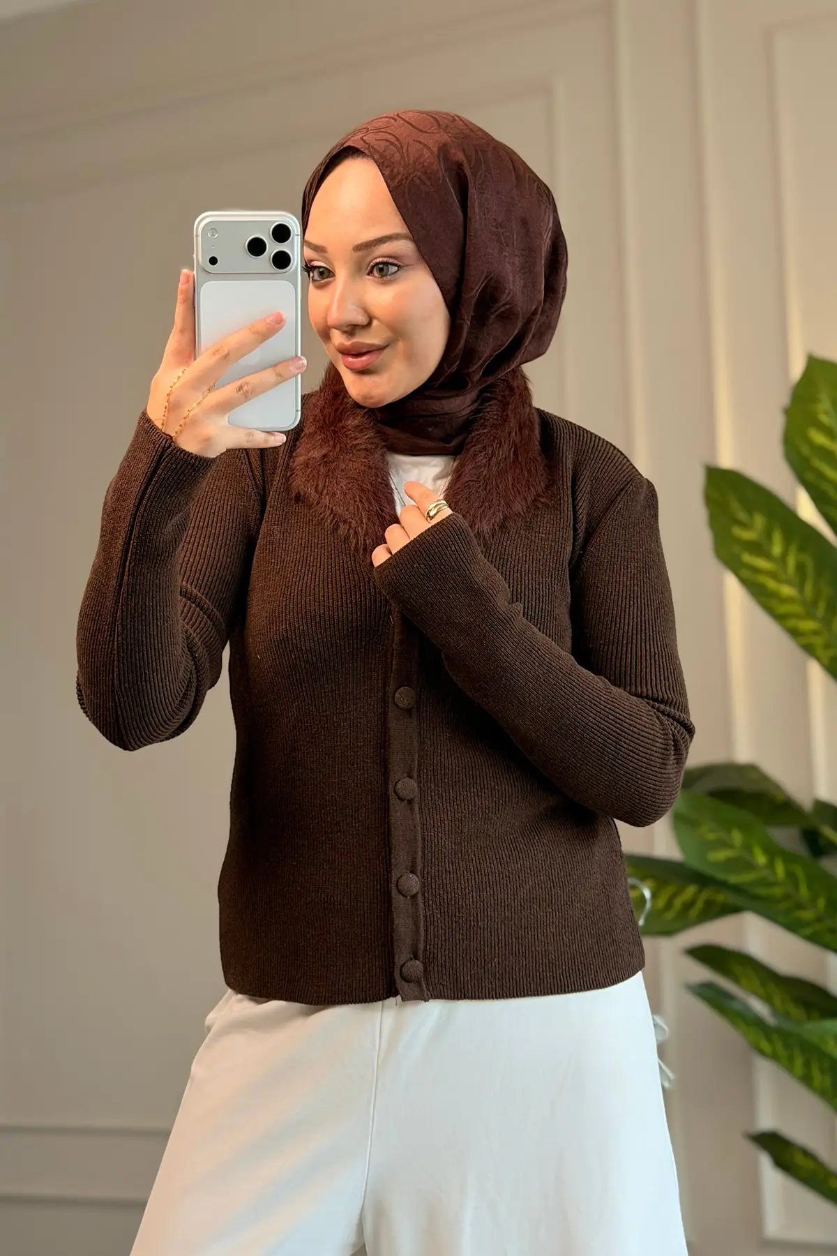 44330 - Şık Rahat Yumuşak Pamuklu-Polyester Kürk Detaylı Düğmeli Kadın Triko Kısa Hırka - Kahverengi