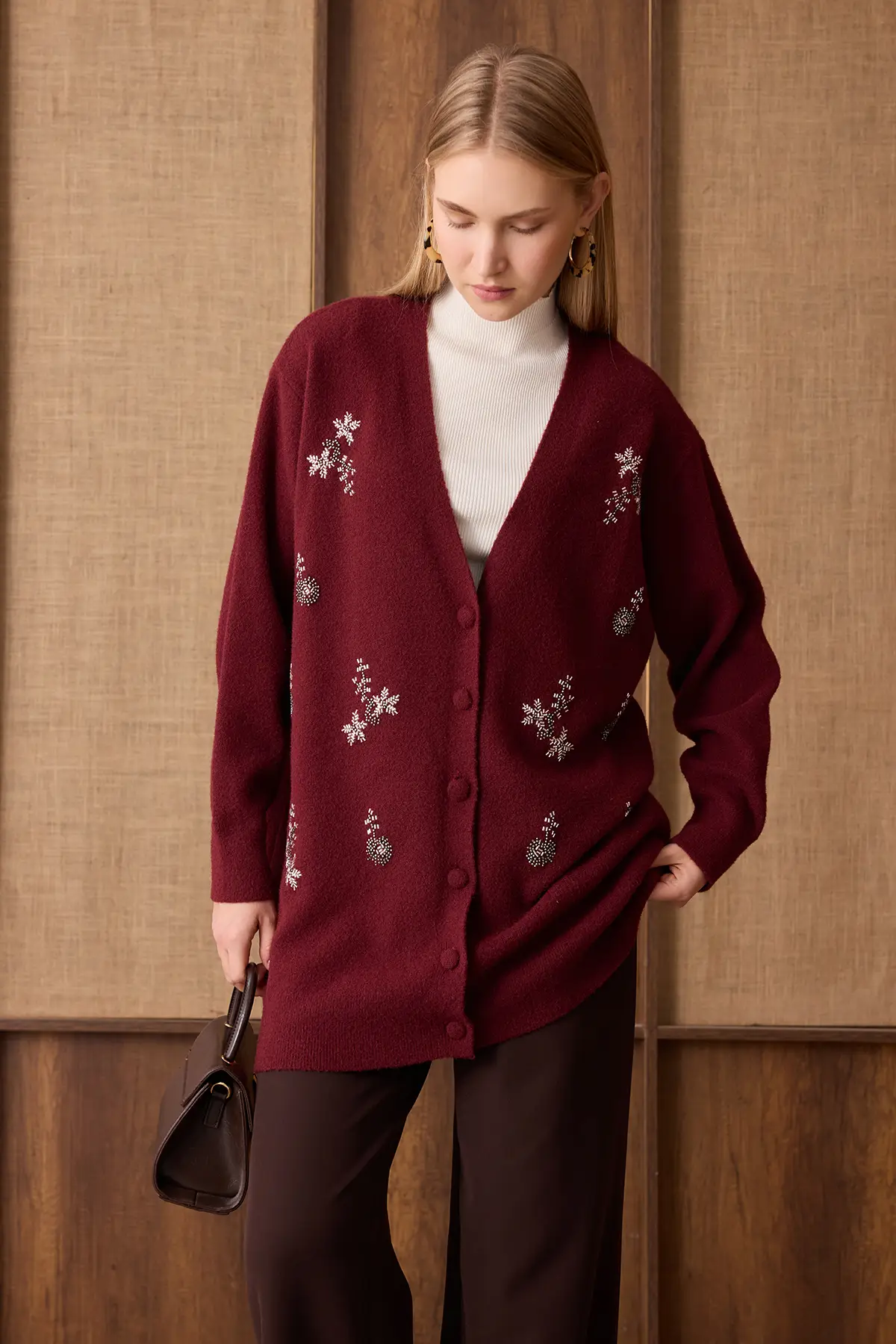 44390 - Şık Rahat Keçe-Polyester Düğmeli Nakış Detaylı Kadın Triko Uzun Hırka