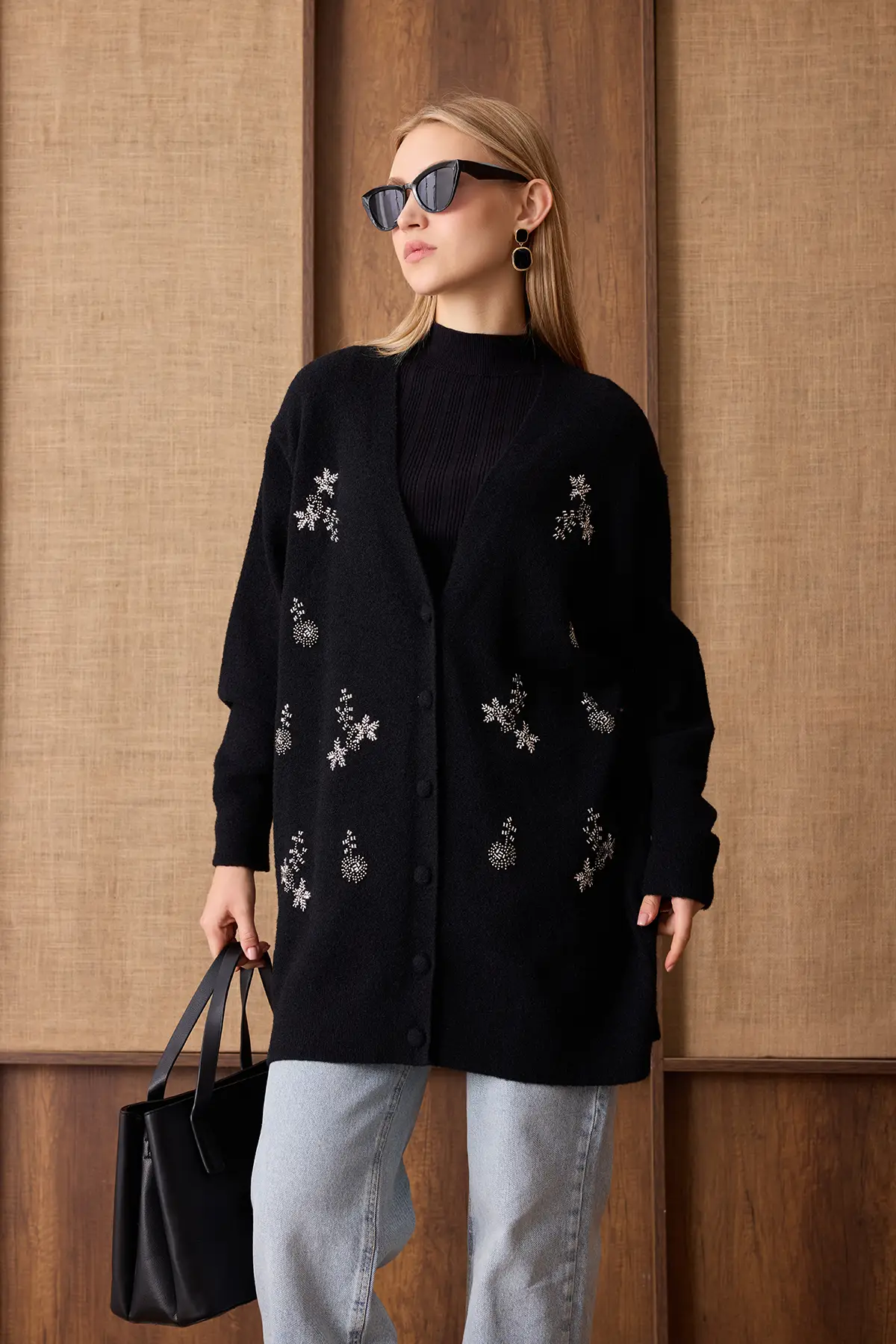44390 - Şık Rahat Keçe-Polyester Düğmeli Nakış Detaylı Kadın Triko Uzun Hırka - Siyah