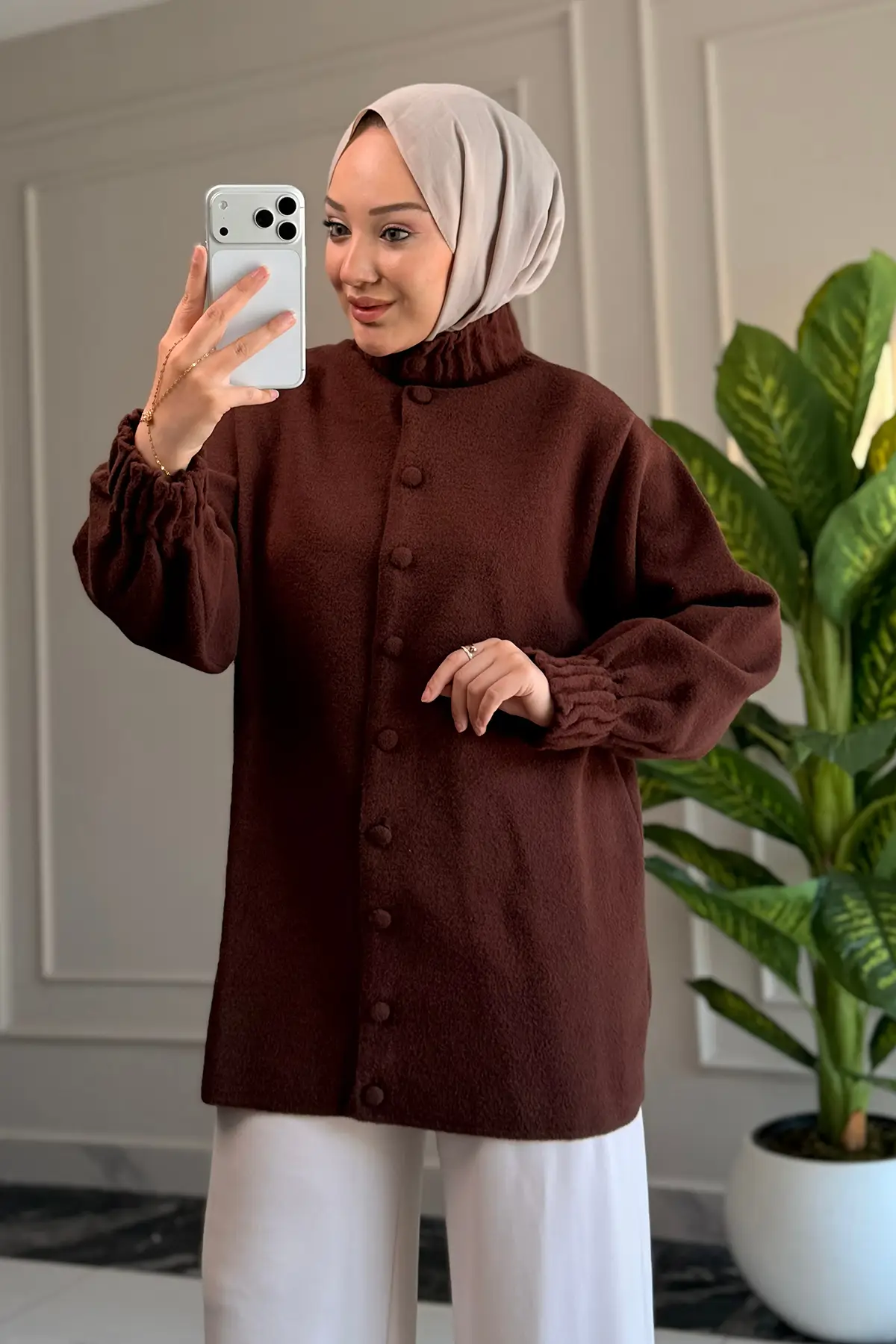44392 - Şık Rahat Keçe-Polyester Düğmeli Kol ve Boğaz Büzgü Detaylı Kadın Triko Uzun Hırka - Kahverengi