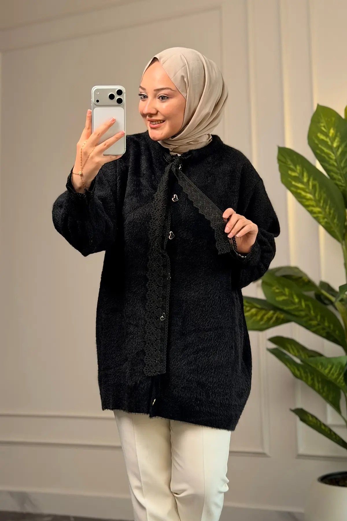 44426 - Şık Rahat Sakal-Polyester Düğmeli Dantelli Fular Detaylı Kadın Triko Uzun Hırka