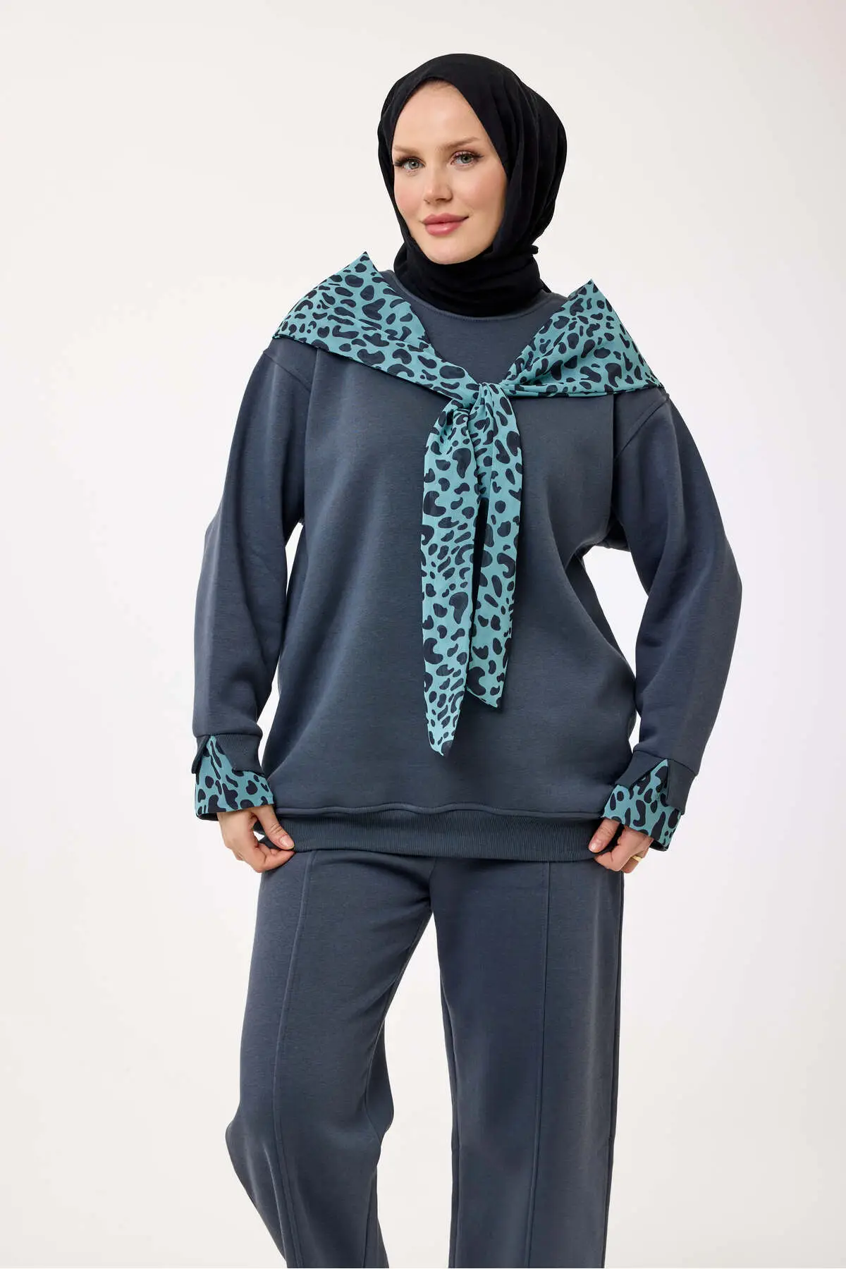 6186 - 3 İplik Şardonlu Leopar Şal Detaylı Salaş Basic Kadın Sweatshirt - Füme