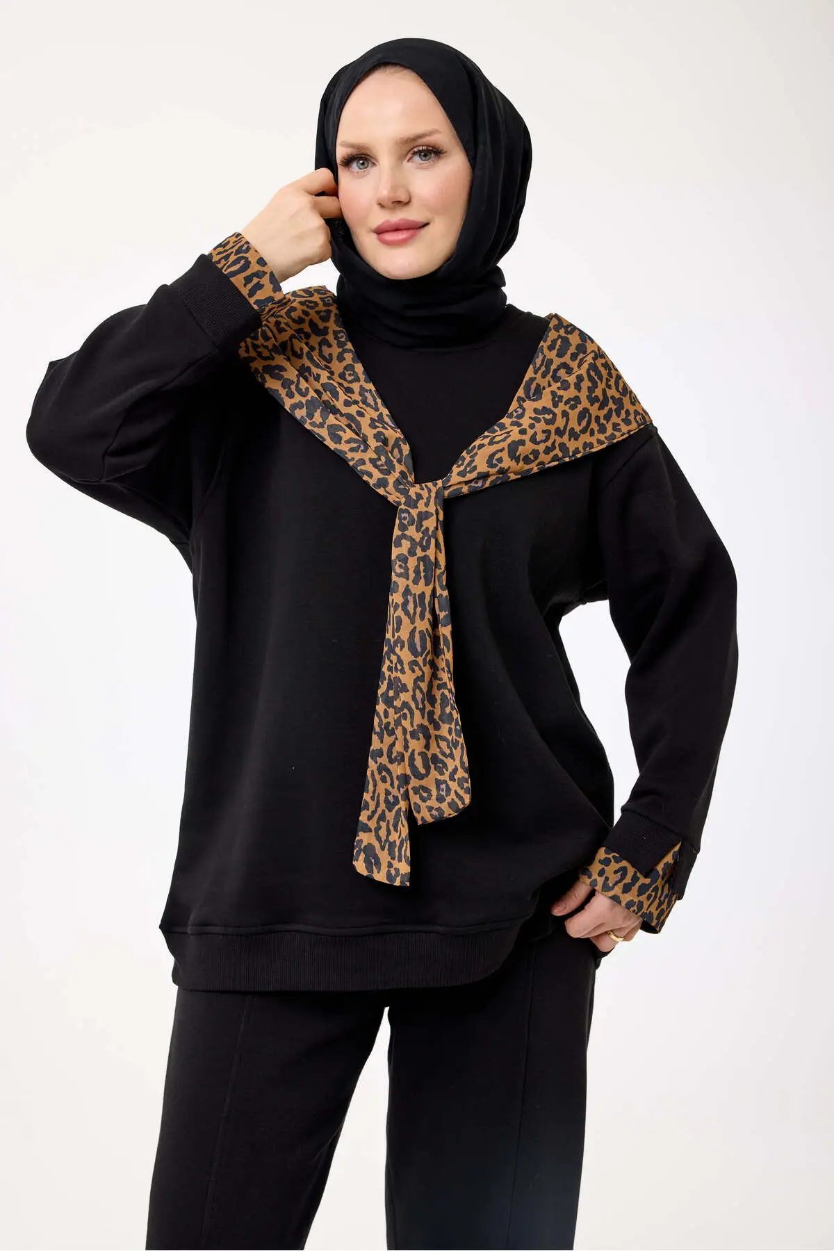 6186 - 3 İplik Şardonlu Leopar Şal Detaylı Salaş Basic Kadın Sweatshirt - Siyah