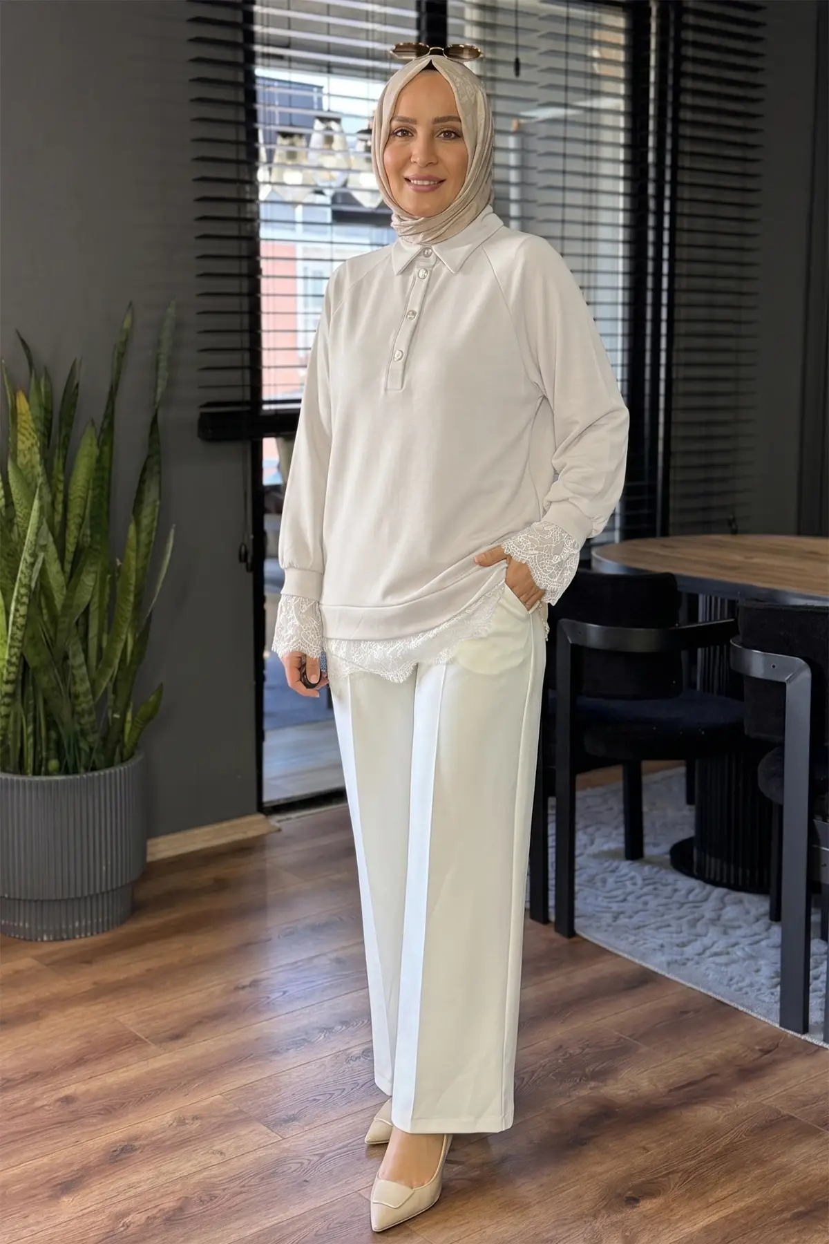 6441 - Rahat, Salaş Basic Modal Dantel Detaylı Basic İnterlok Örgü Kadın Uzun Sweatshirt - Bej