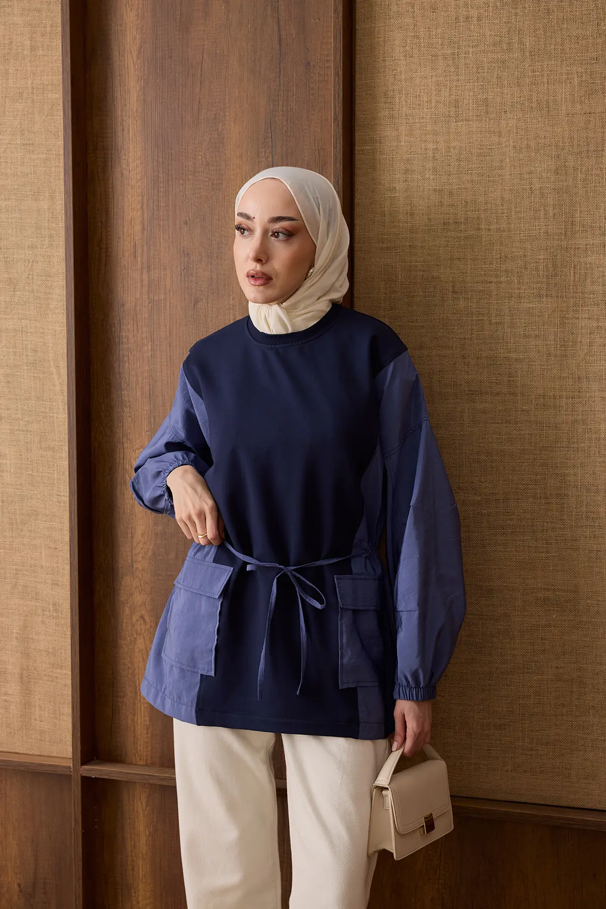 6708 - Rahat, Salaş 2 İplik Şeftali Kumaş Garnili Cep ve Bel Büzgü Detaylı Kadın Sweatshirt - Lacivert