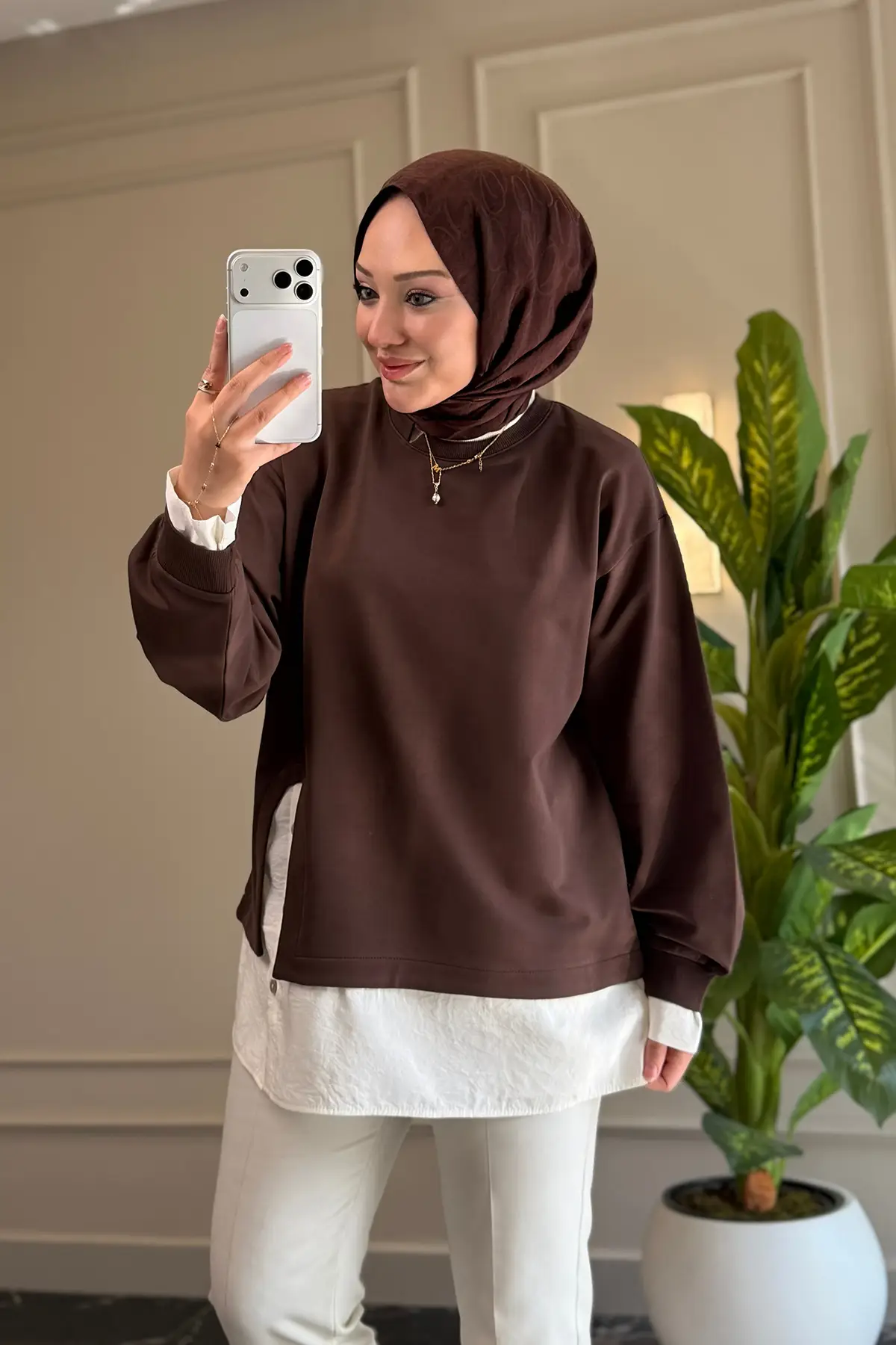 6717 - Rahat, Salaş Basic Şeftali Kumaş Garnili Düğme Detaylı Kadın Uzun Sweatshirt - Kahverengi